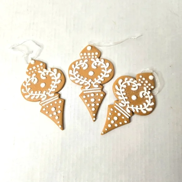 Auld Home Designs, gingerbread style, Set of 8, large Christmas ornaments. - Picture 9 of 11